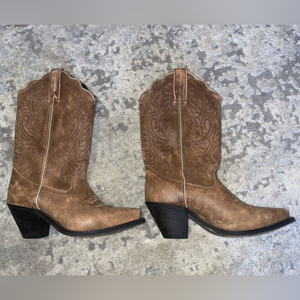 Women’s size 6 , brown, vguc cowboy boots ! Only worn twice.